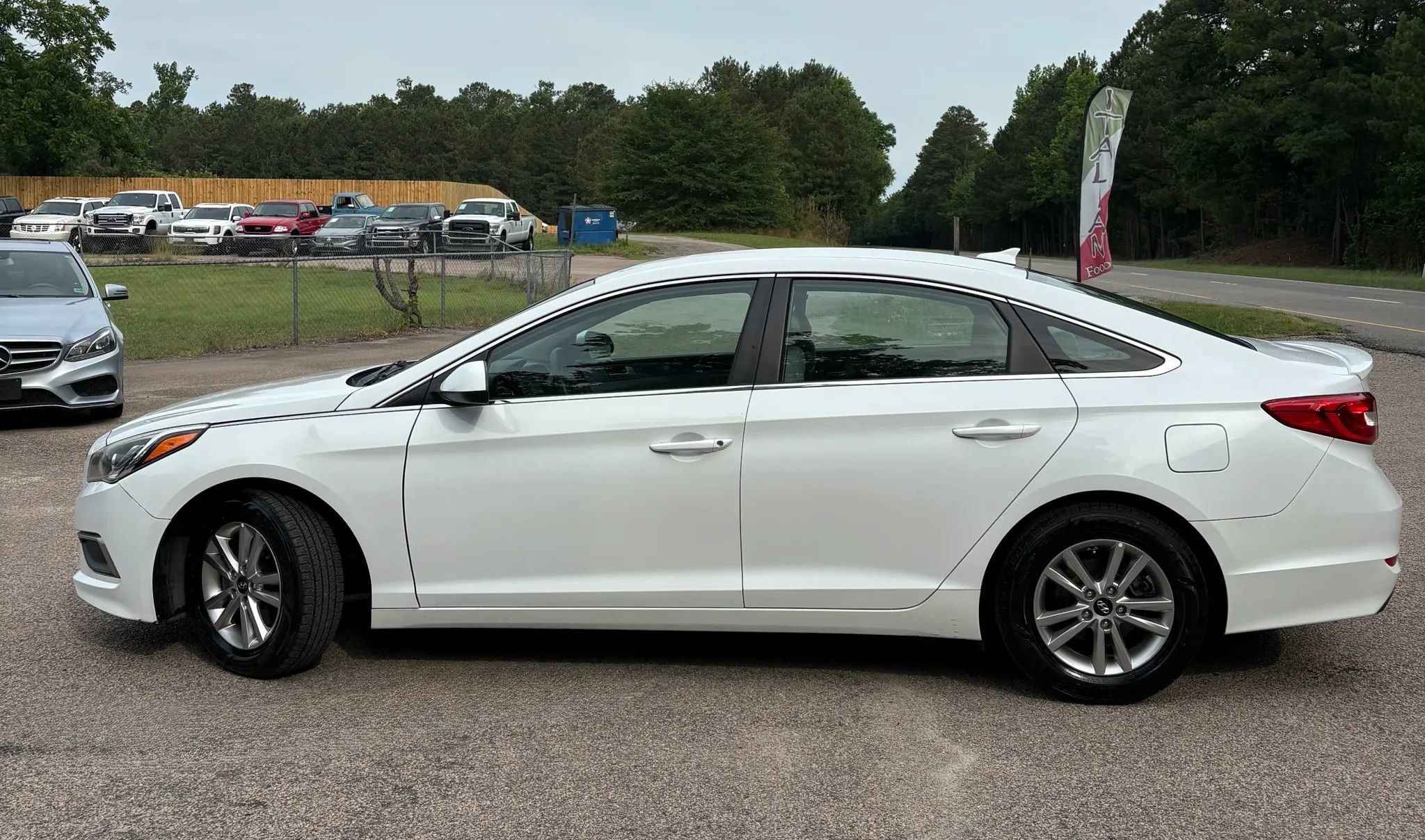 Used 2017 Hyundai Sonata SE FWD image 3