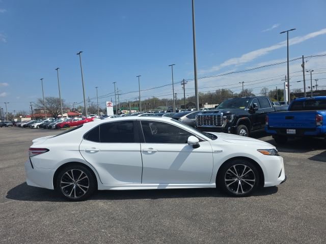 Used 2020 Toyota Camry SE w/ Sunroof Package FWD image 4