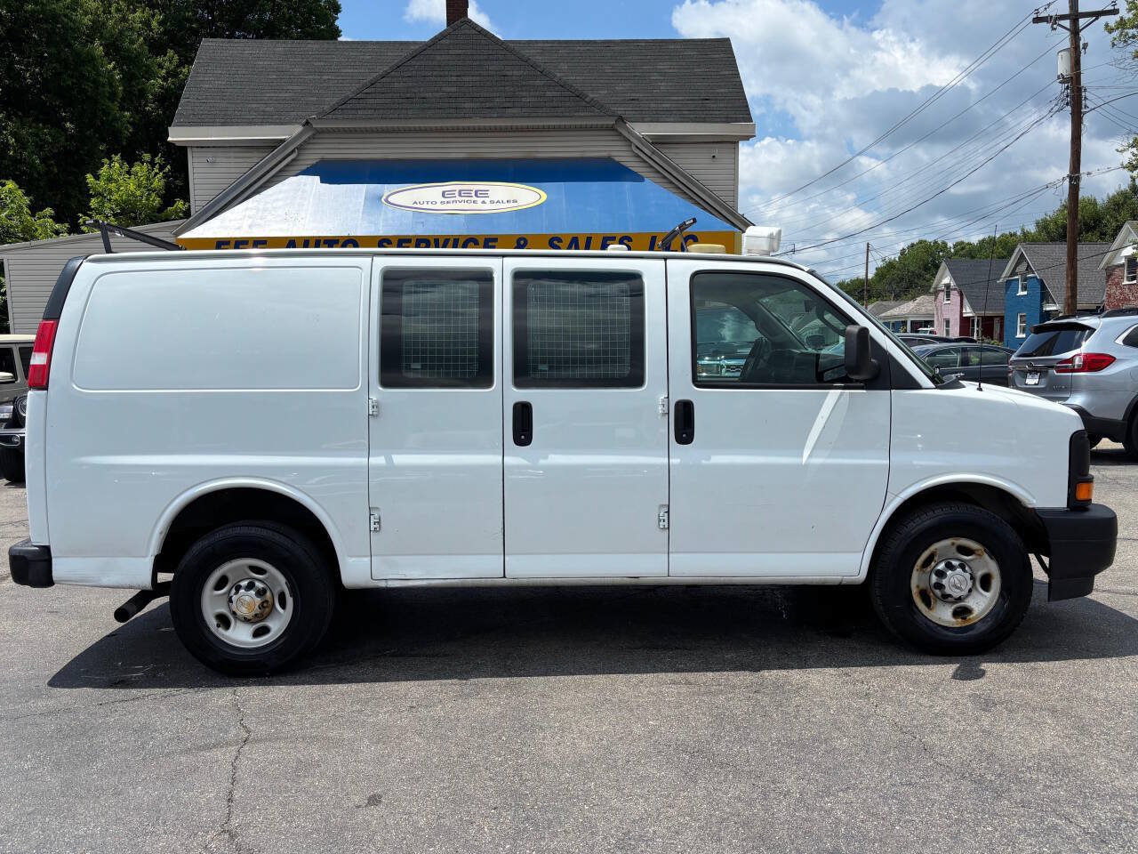 Used 2017 Chevrolet Express 2500 RWD image 1