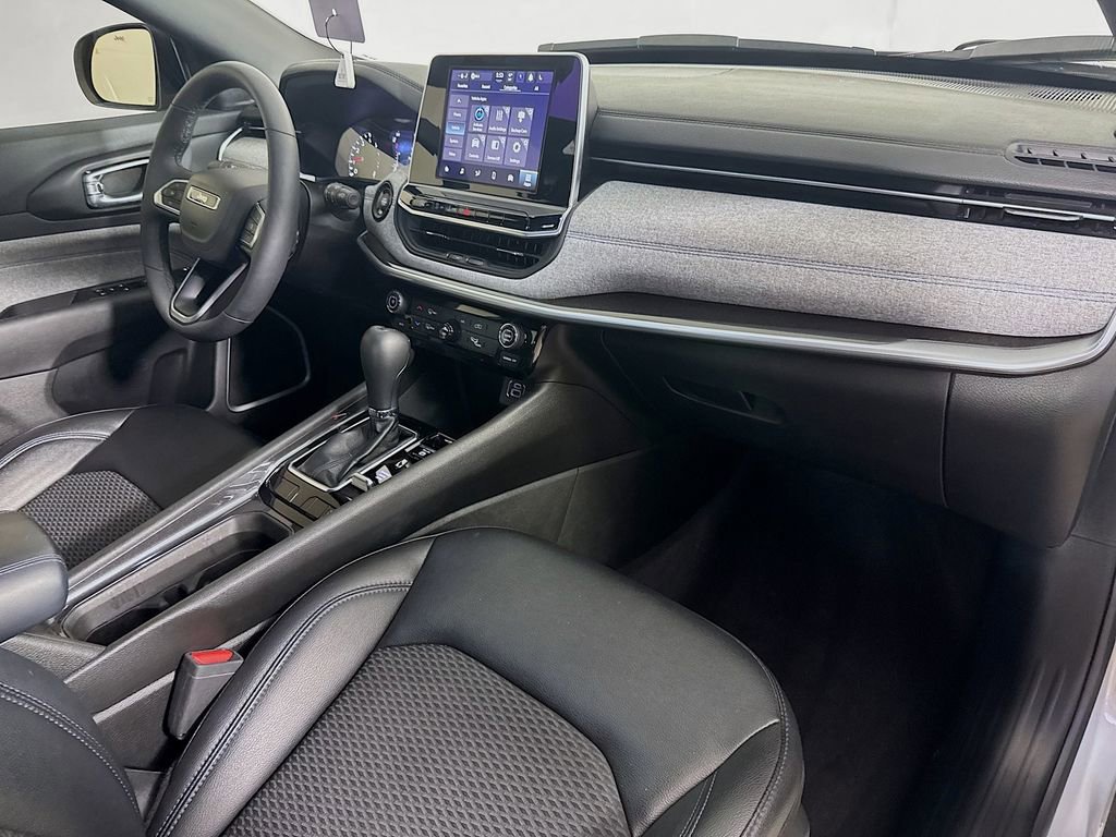 Used 2025 Jeep Compass Latitude image 33