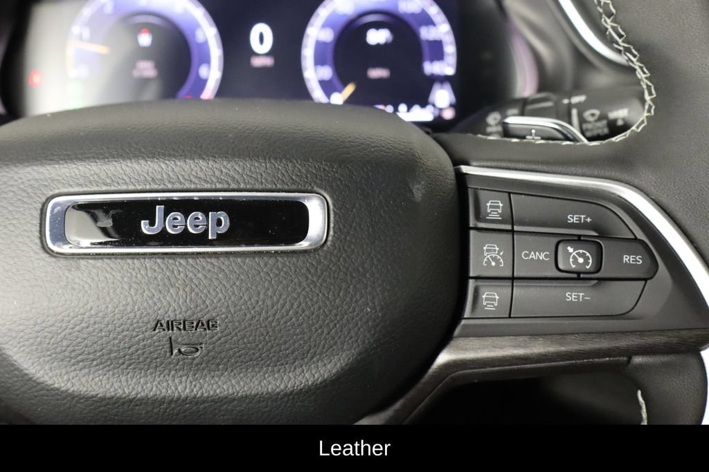 Used 2025 Jeep Grand Cherokee Limited w/ Trailer Tow Package AWD/4WD image 10