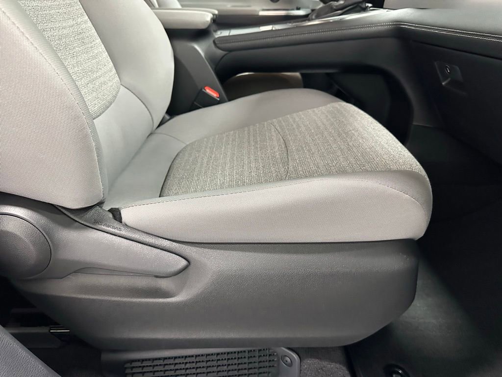 Used 2025 Toyota Sienna LE FWD image 62
