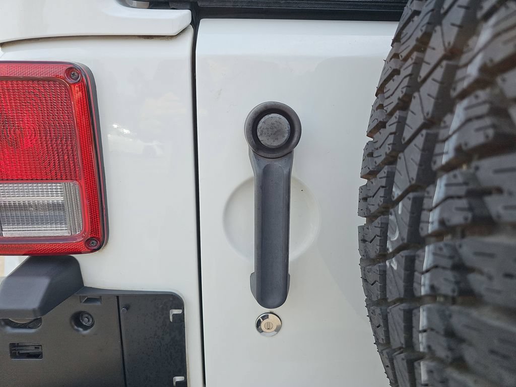 Used 2018 Jeep Wrangler Unlimited Sahara w/ Connectivity Group AWD/4WD image 33