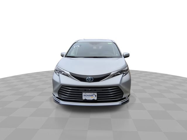 Used 2024 Toyota Sienna Platinum image 3