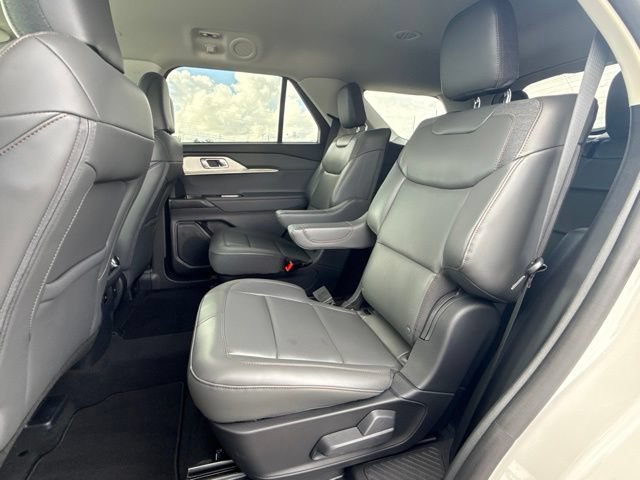 Used 2025 Ford Explorer Active w/ Active Comfort Package RWD image 16