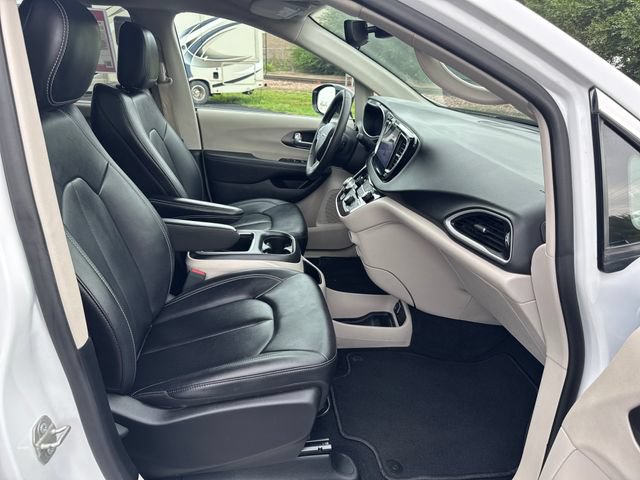 Used 2024 Chrysler Pacifica Touring-L FWD image 28
