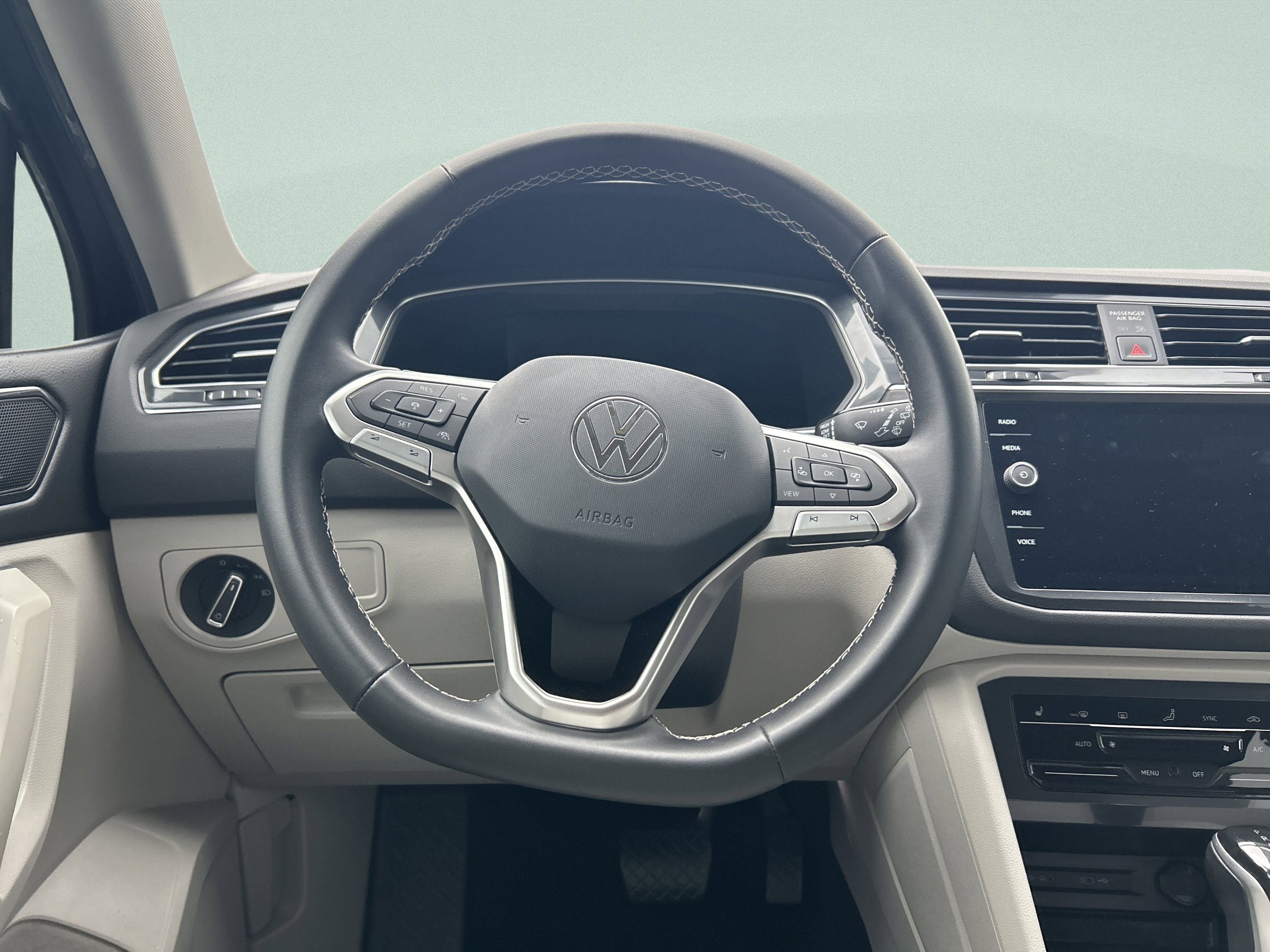 Used 2022 Volkswagen Tiguan SE AWD/4WD image 37