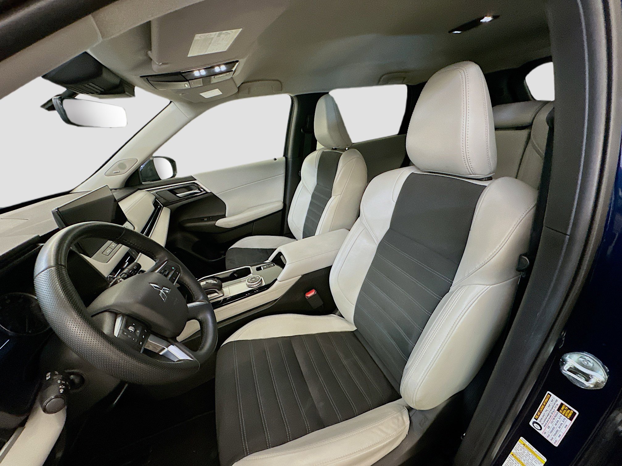 Used 2025 Mitsubishi Outlander SE image 13