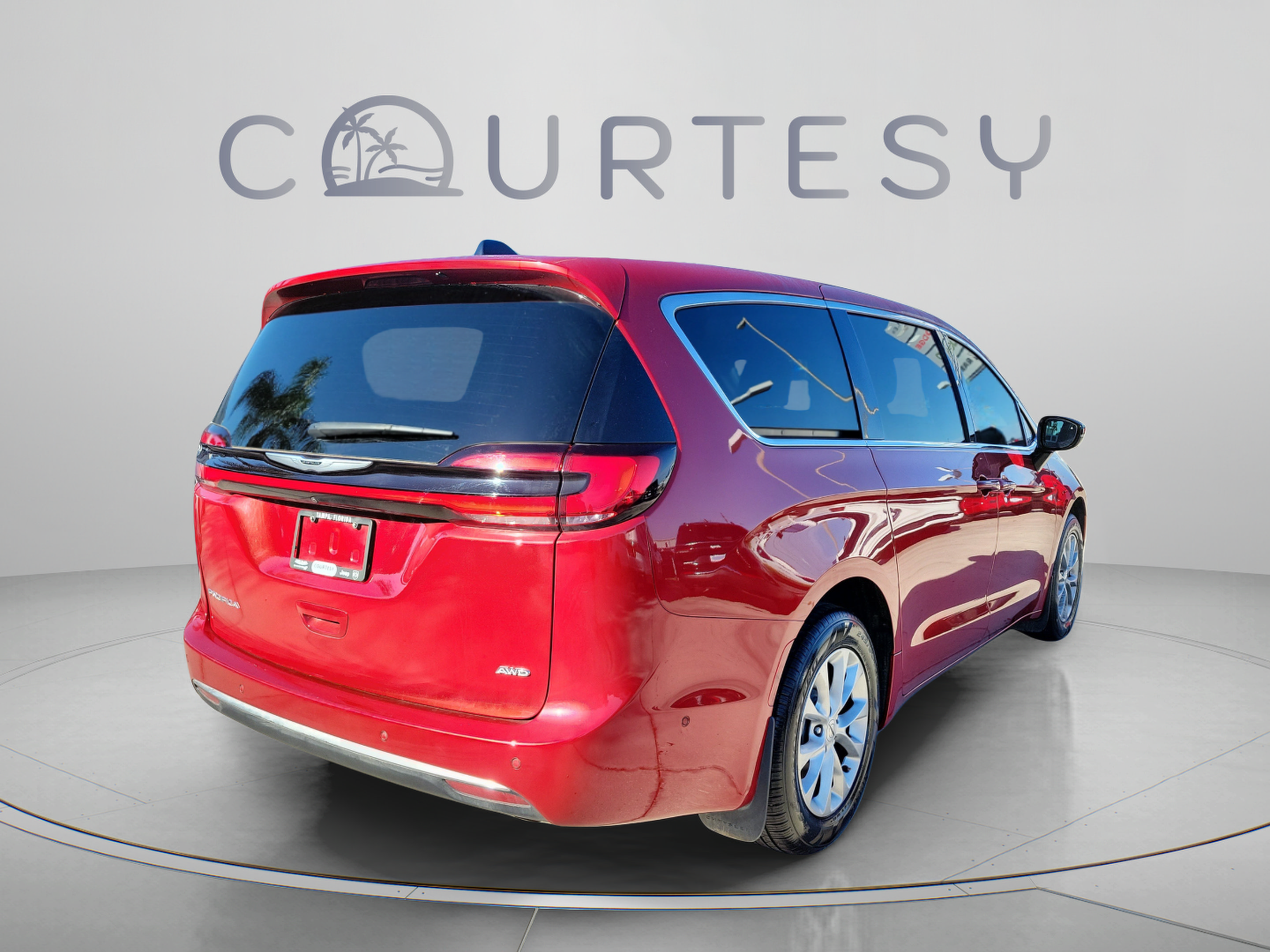 Used 2025 Chrysler Pacifica Select AWD/4WD image 3