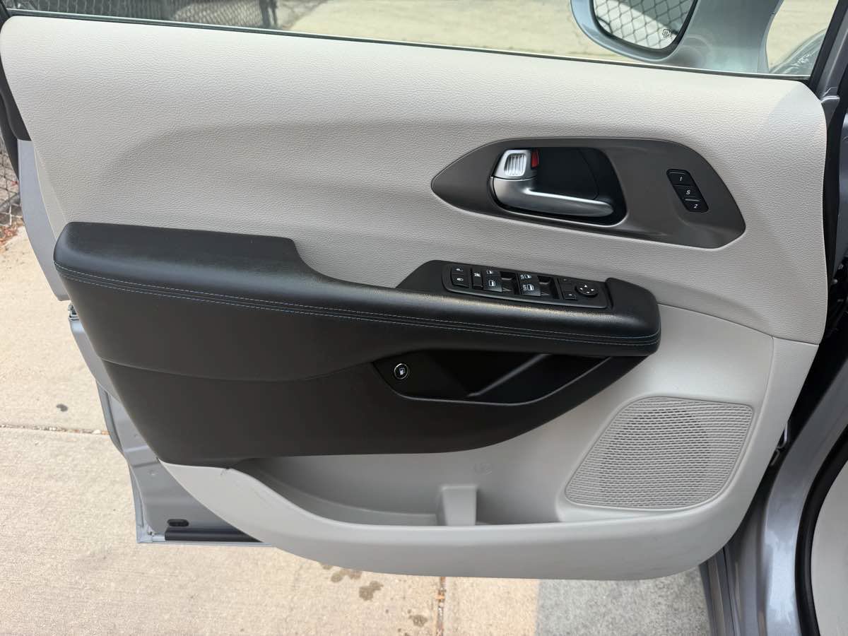 Used 2021 Chrysler Pacifica Touring-L FWD image 10