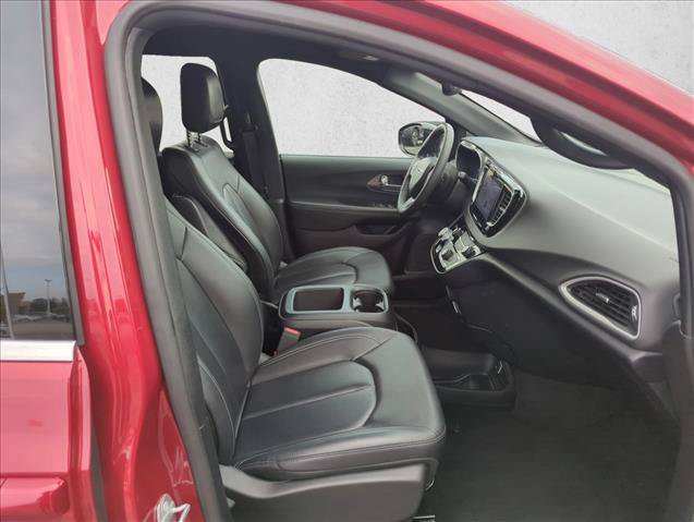 Used 2025 Chrysler Pacifica Select FWD image 24