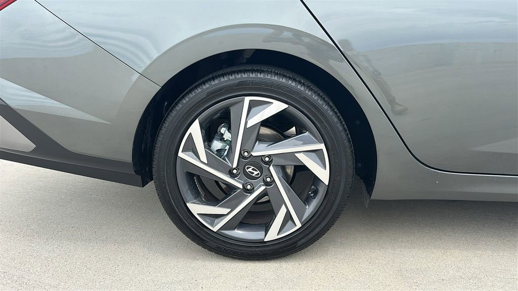 Used 2025 Hyundai Elantra Limited FWD image 17