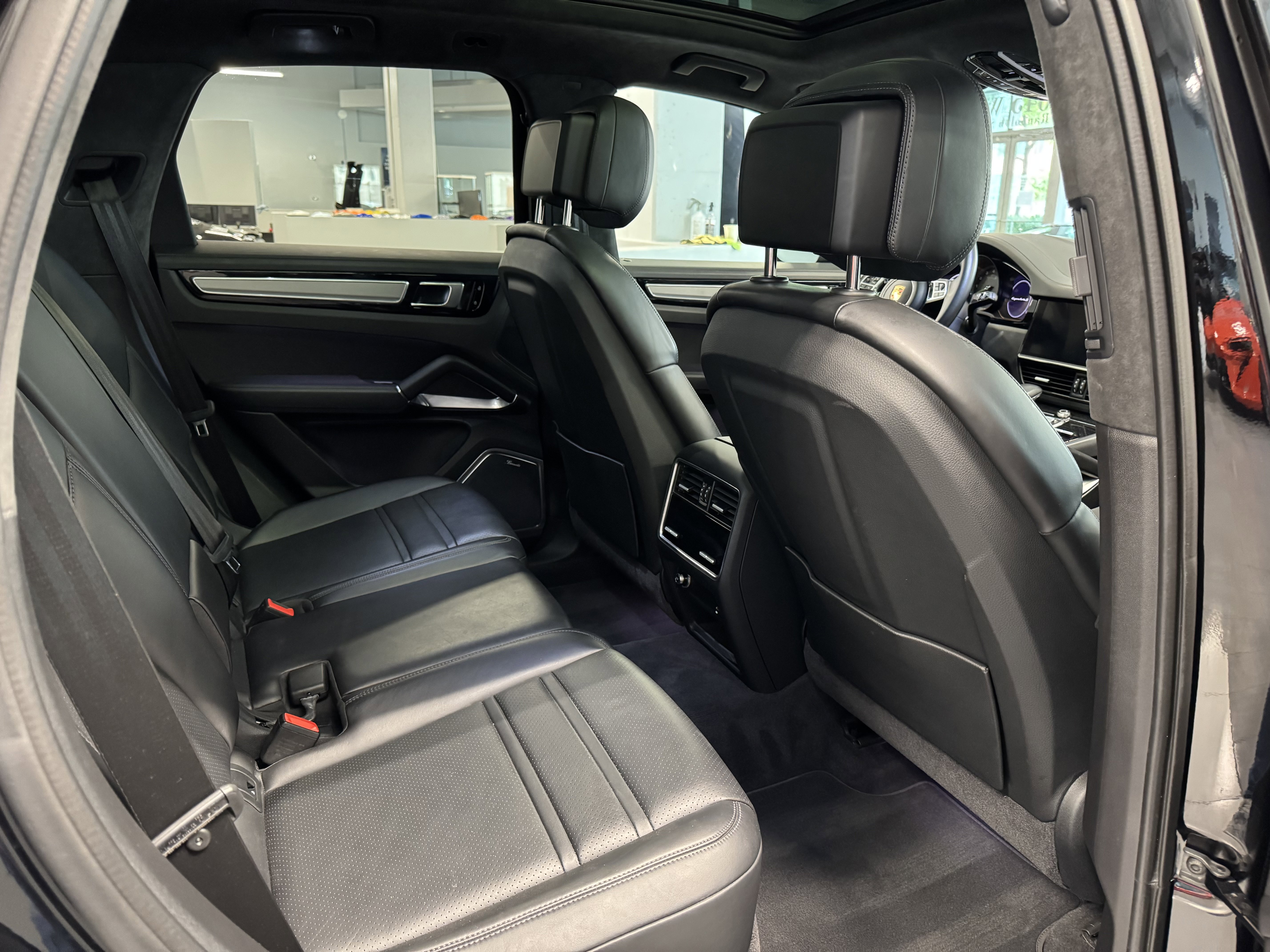 Used 2021 Porsche Cayenne Turbo S image 21