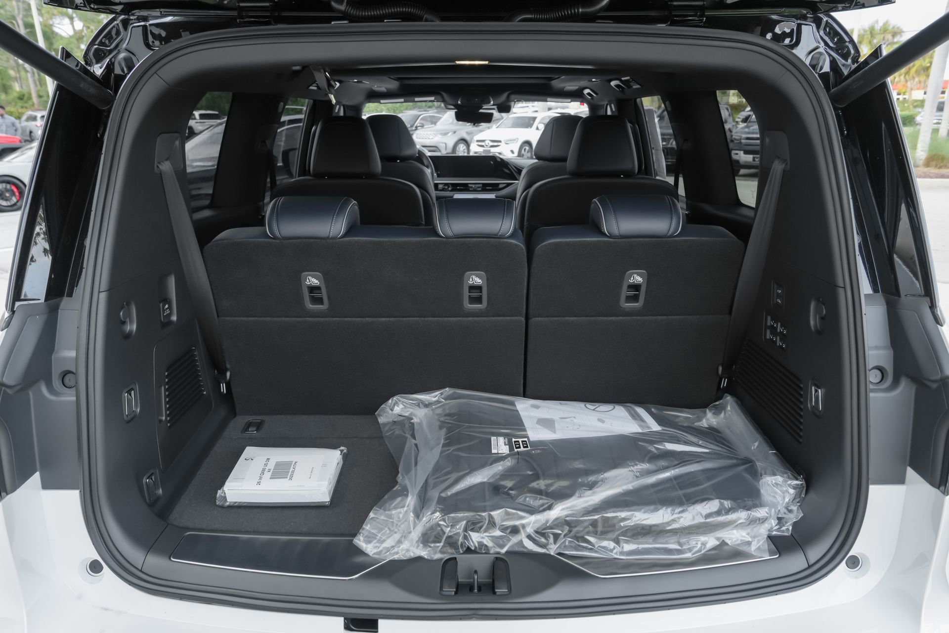 New 2026 INFINITI QX80 4WD w/ Sport Exterior Package image 33