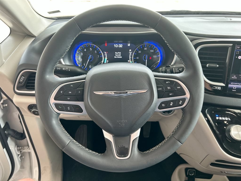 Used 2023 Chrysler Pacifica Touring-L FWD image 15