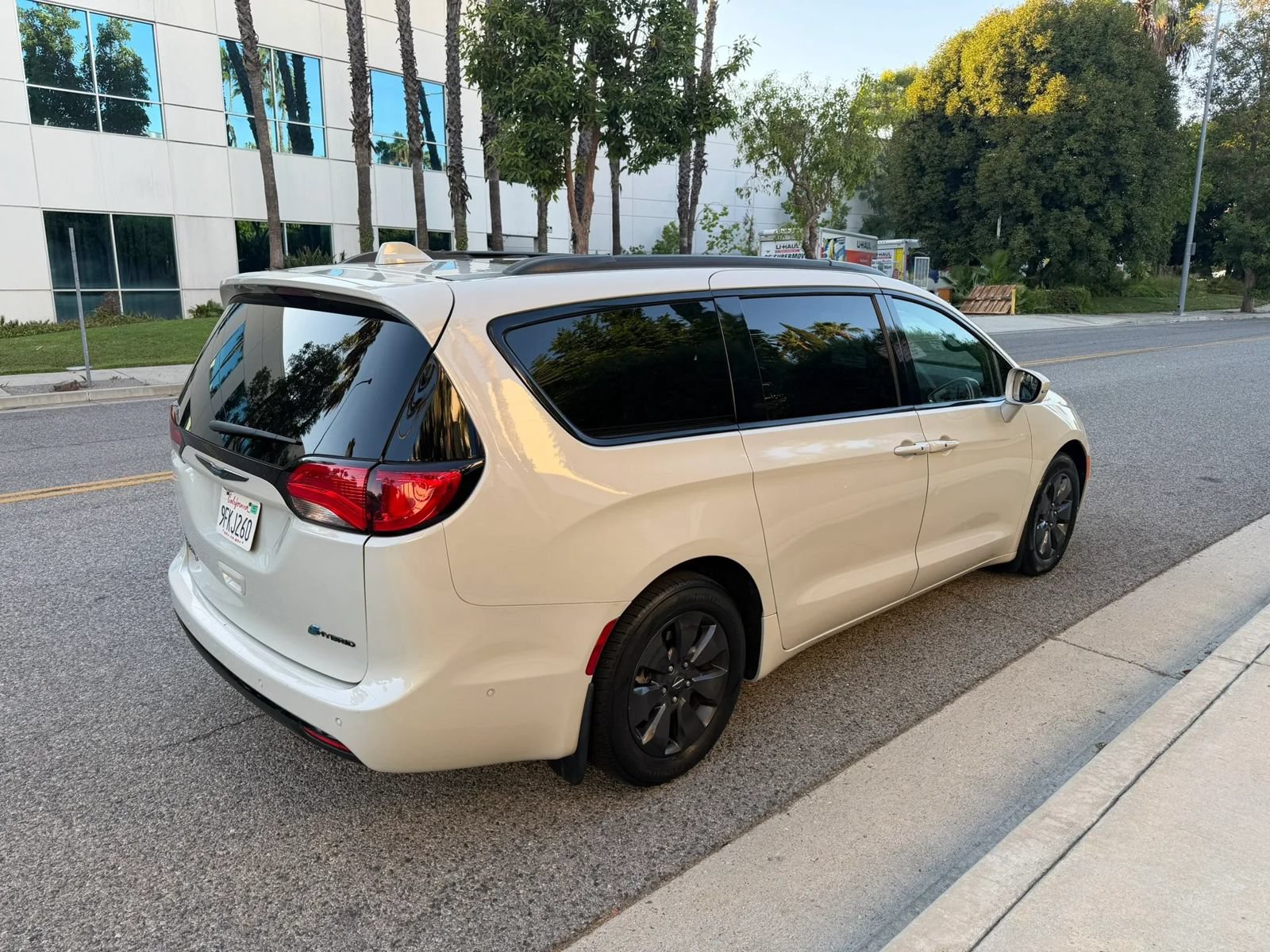 Used 2020 Chrysler Pacifica Limited w/ Advanced Safetytec Group FWD image 5