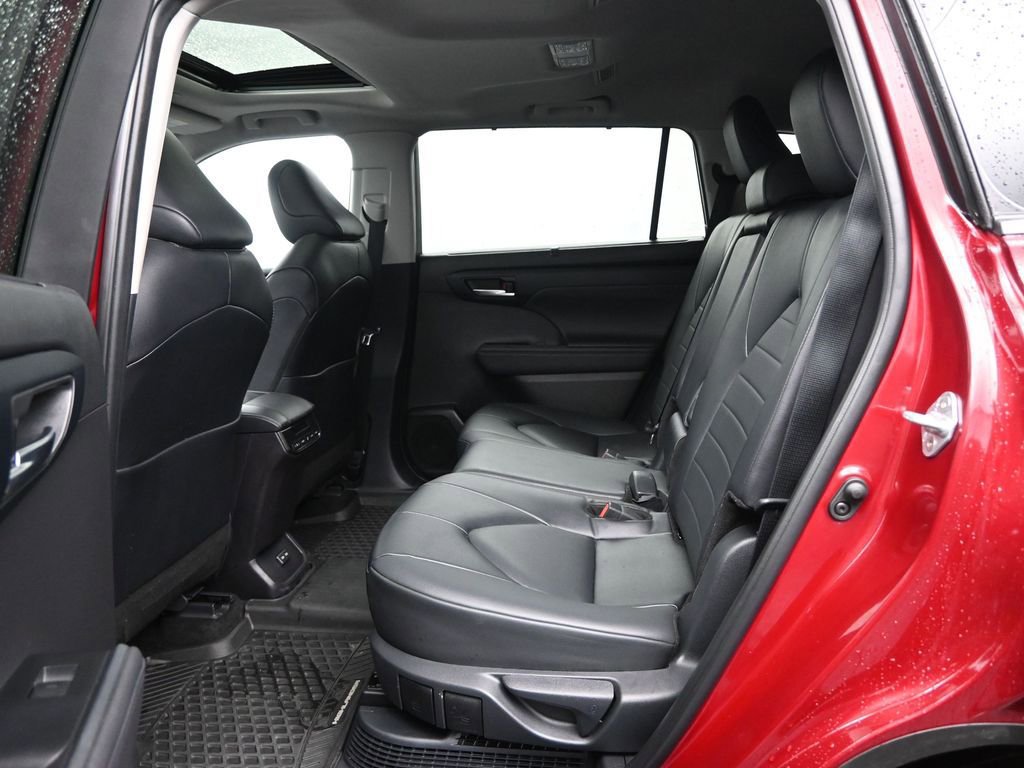 Used 2024 Toyota Highlander XLE image 30