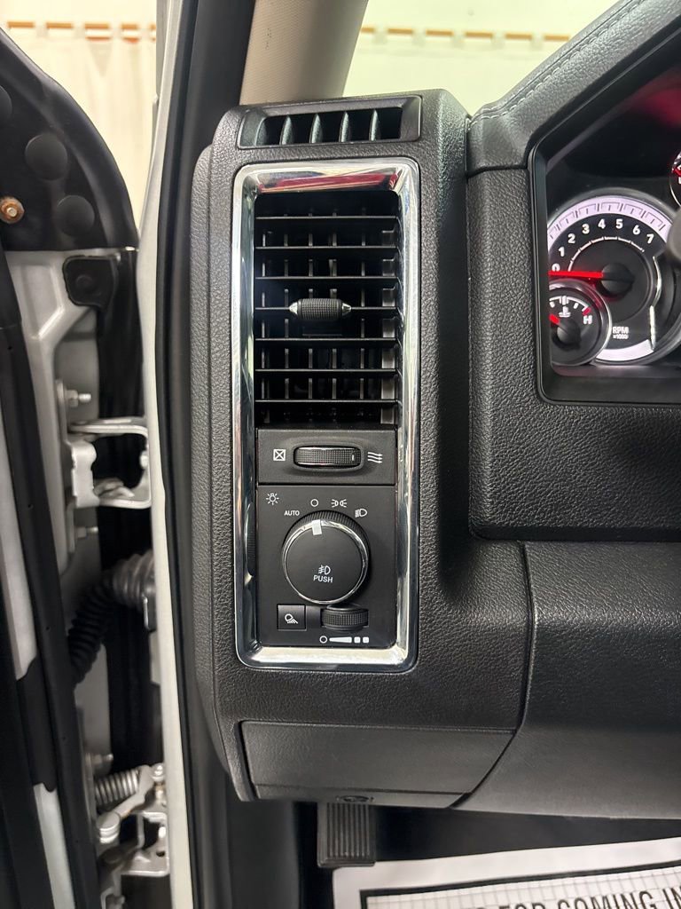 Used 2018 RAM 1500 Laramie w/ Convenience Group AWD/4WD image 11