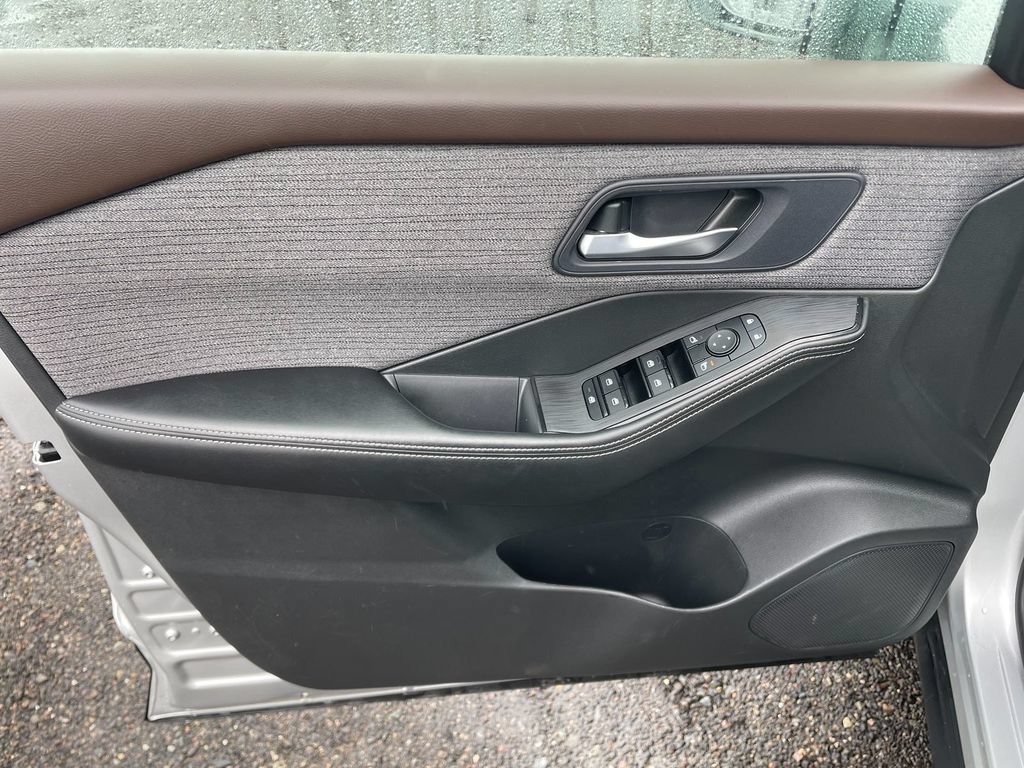 Used 2023 Nissan Rogue SV image 11