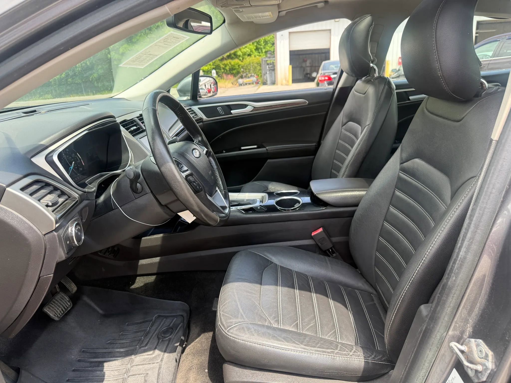 Used 2013 Ford Fusion SE FWD image 2