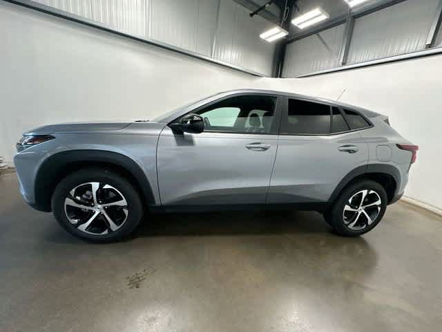 Used 2025 Chevrolet Trax RS FWD image 2