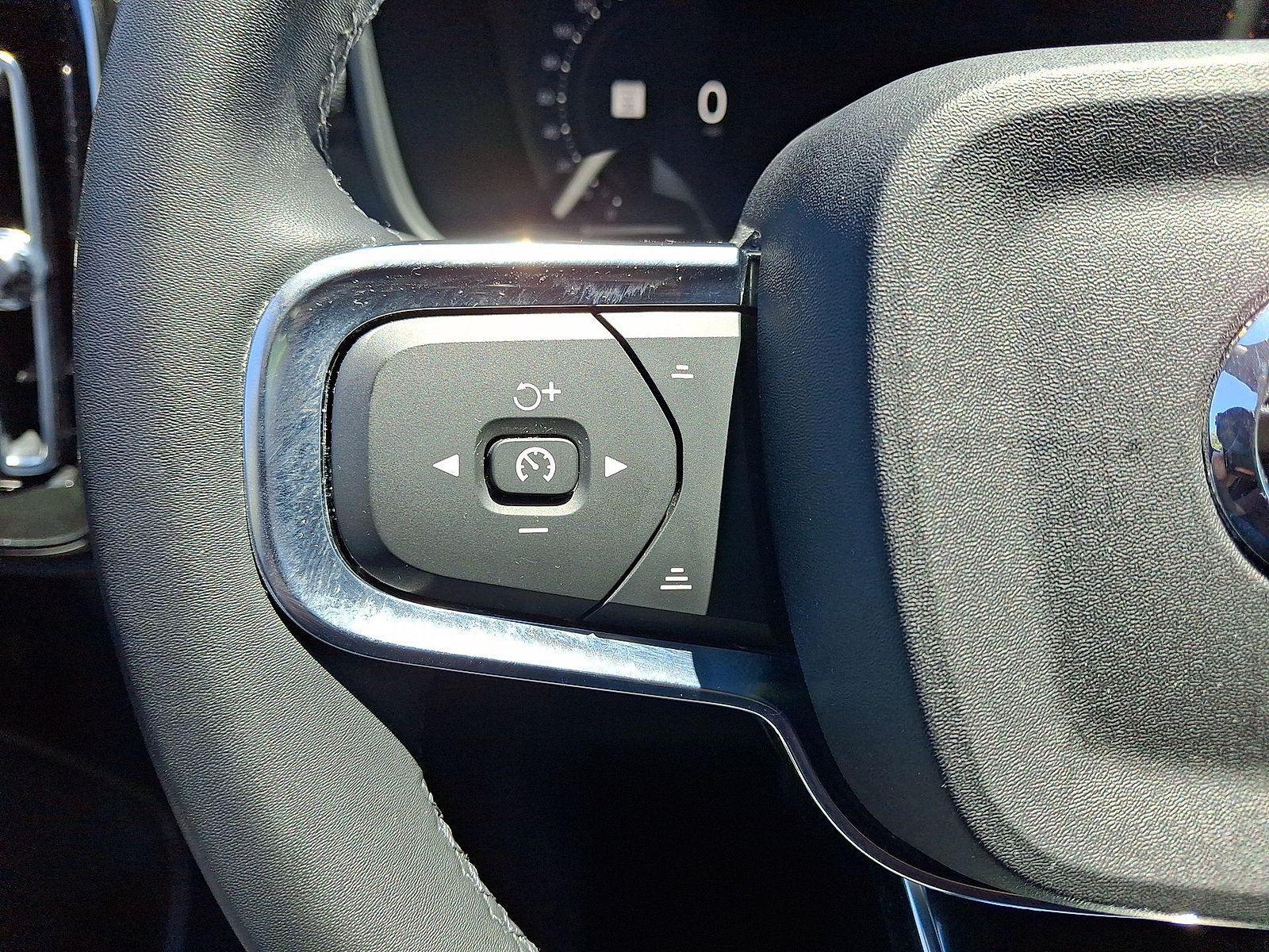 Used 2023 Volvo XC40 B5 Core AWD/4WD image 17