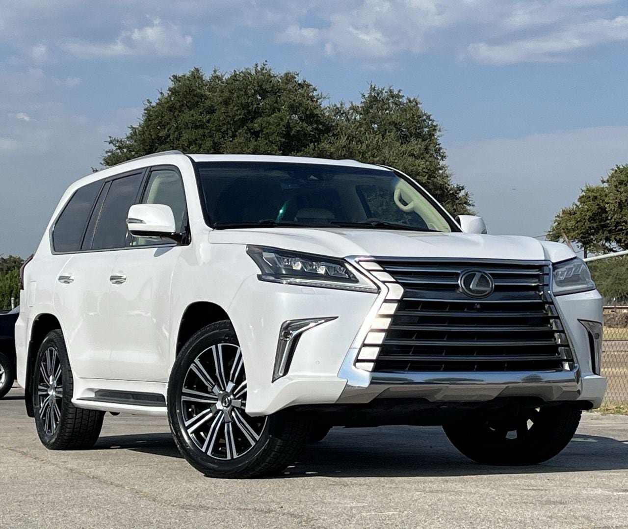 Used 2019 Lexus LX 570 4WD w/ Luxury Package image 2