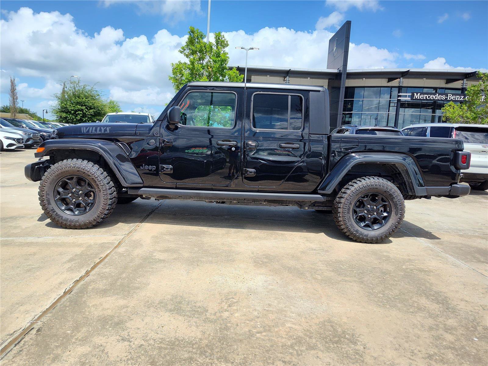 Used 2023 Jeep Gladiator Sport AWD/4WD image 3
