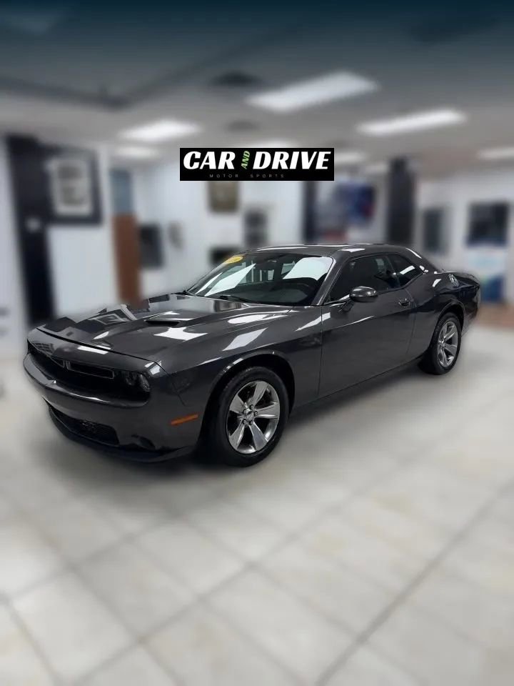 Used 2016 Dodge Challenger SXT image 1