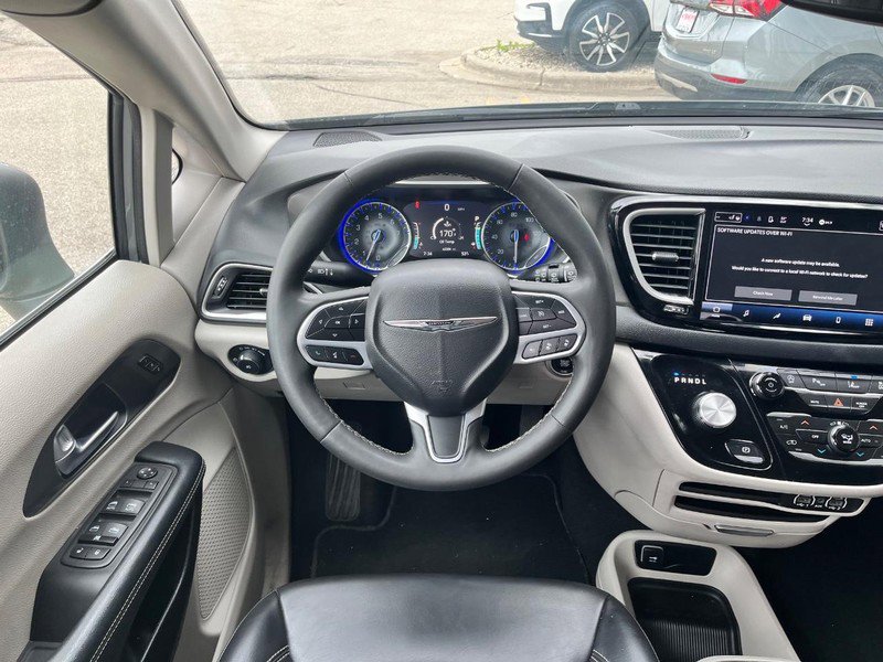 Used 2023 Chrysler Pacifica Touring-L FWD image 9
