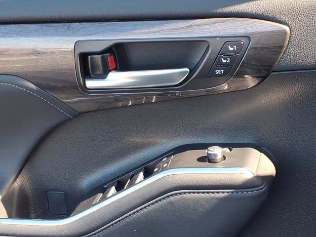 Used 2023 Toyota Highlander Platinum image 25