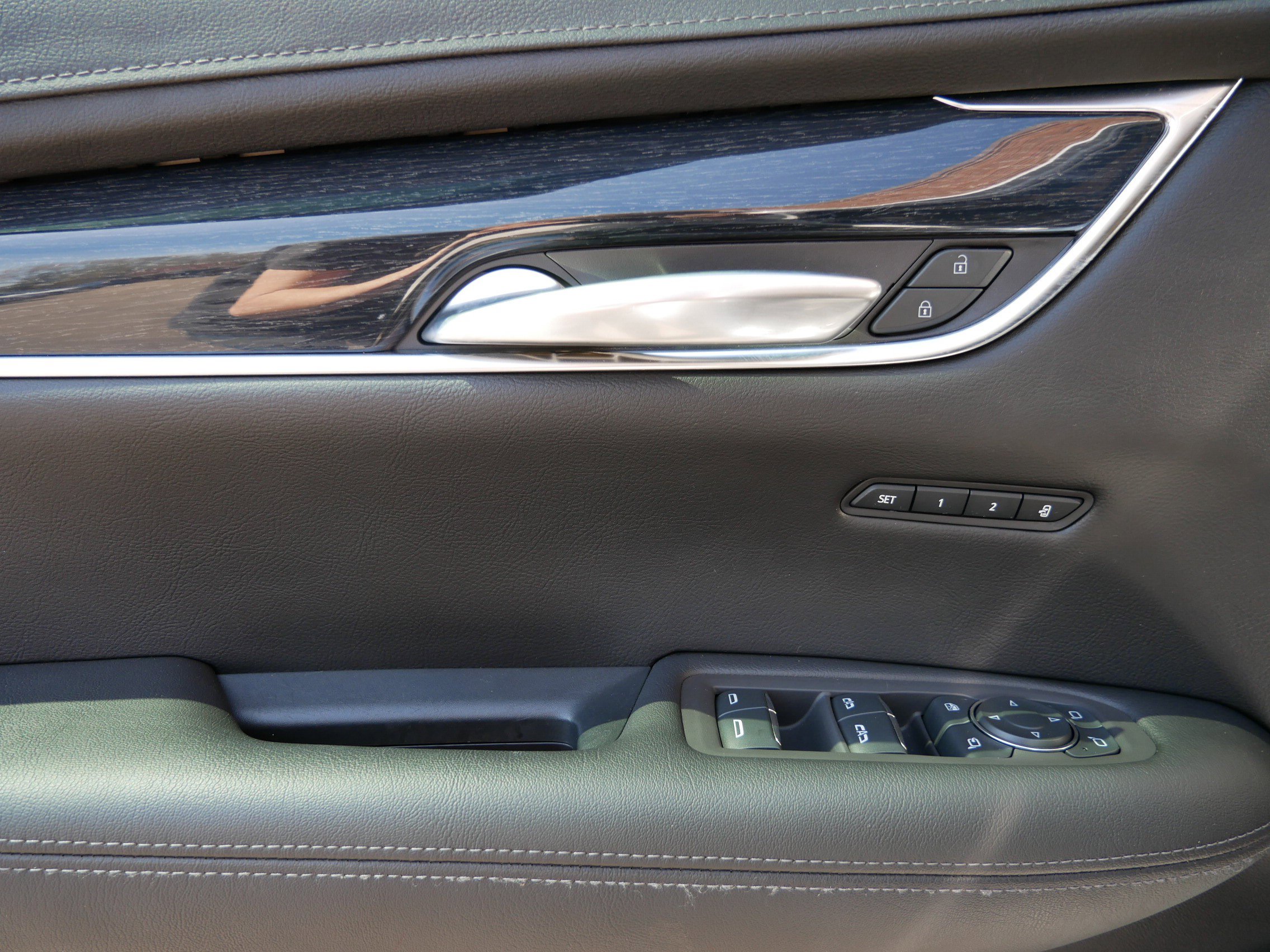 Certified 2022 Cadillac XT5 Premium Luxury FWD image 9