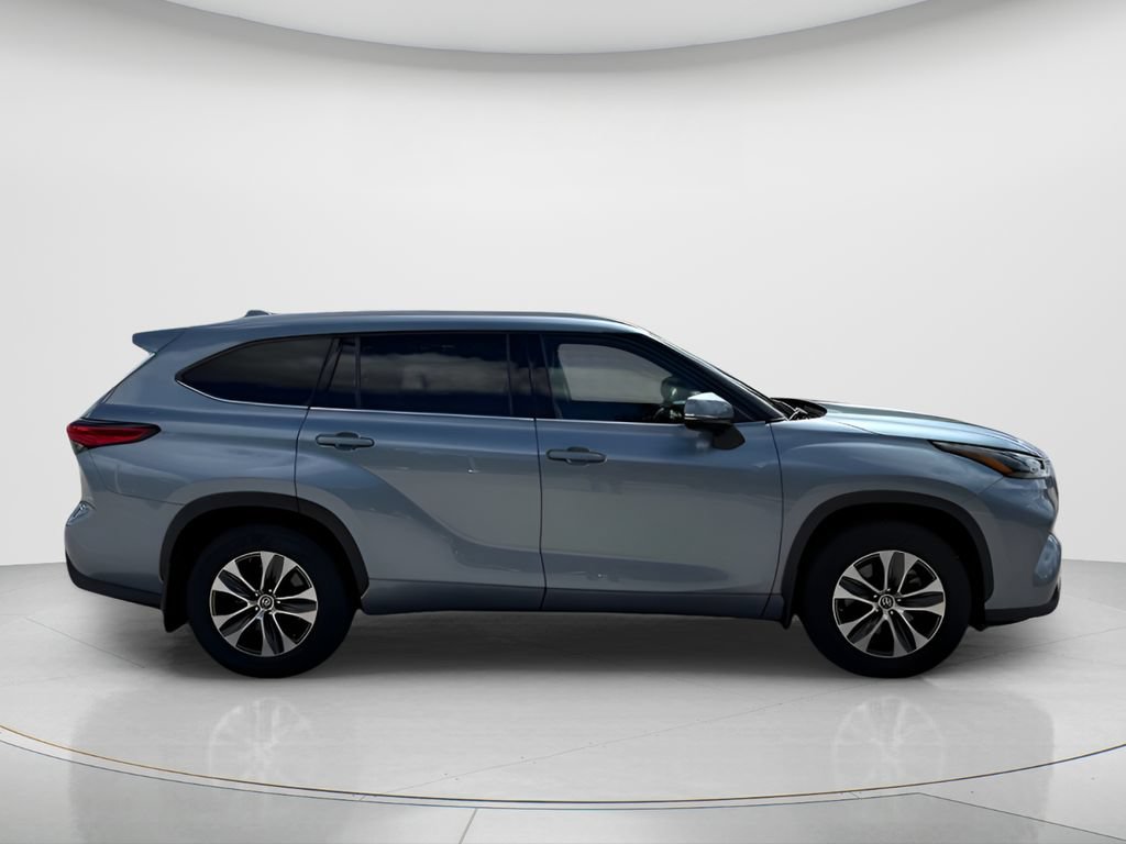 Used 2022 Toyota Highlander XLE AWD/4WD image 4