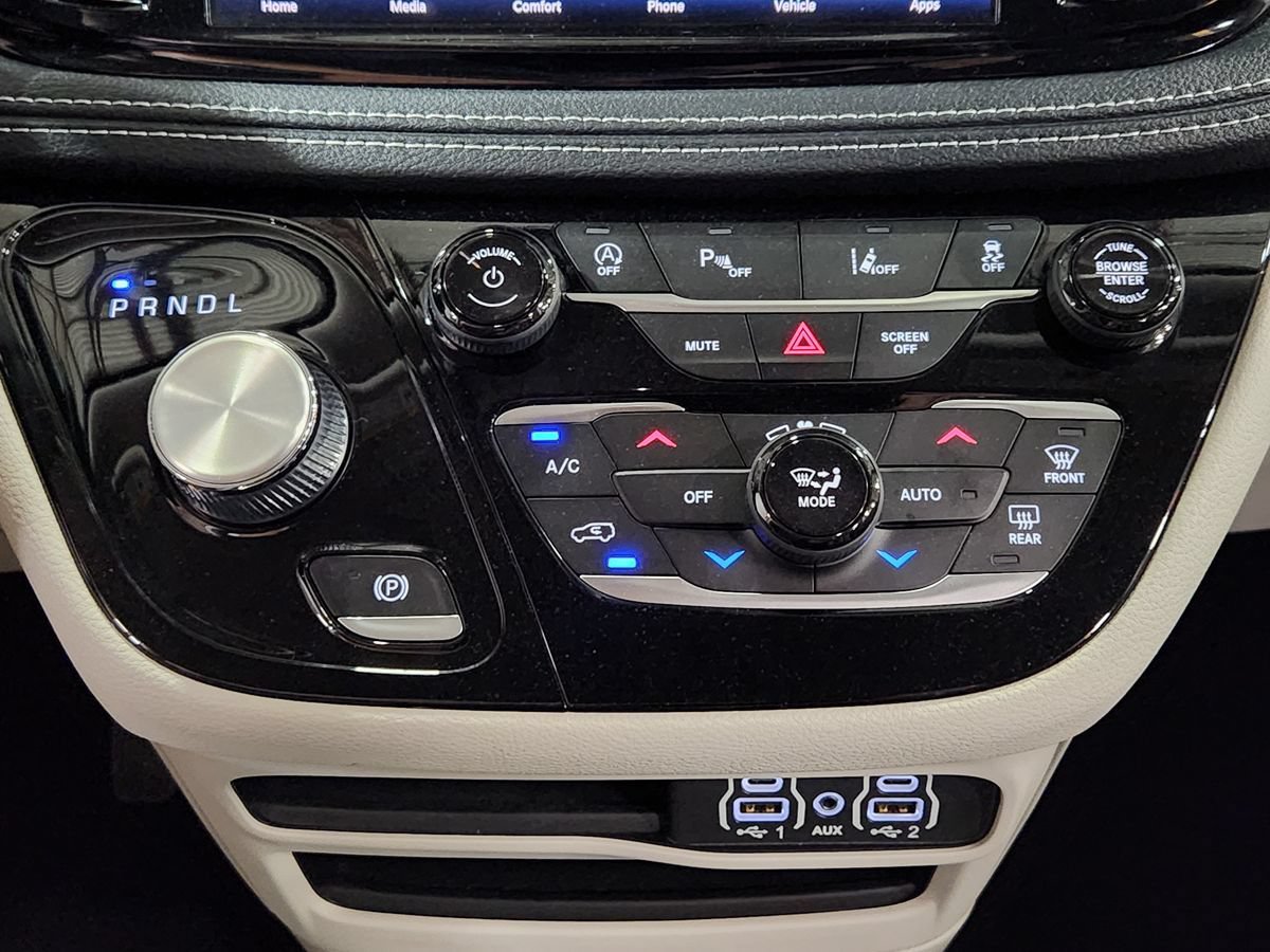 Used 2023 Chrysler Pacifica Touring-L FWD image 38