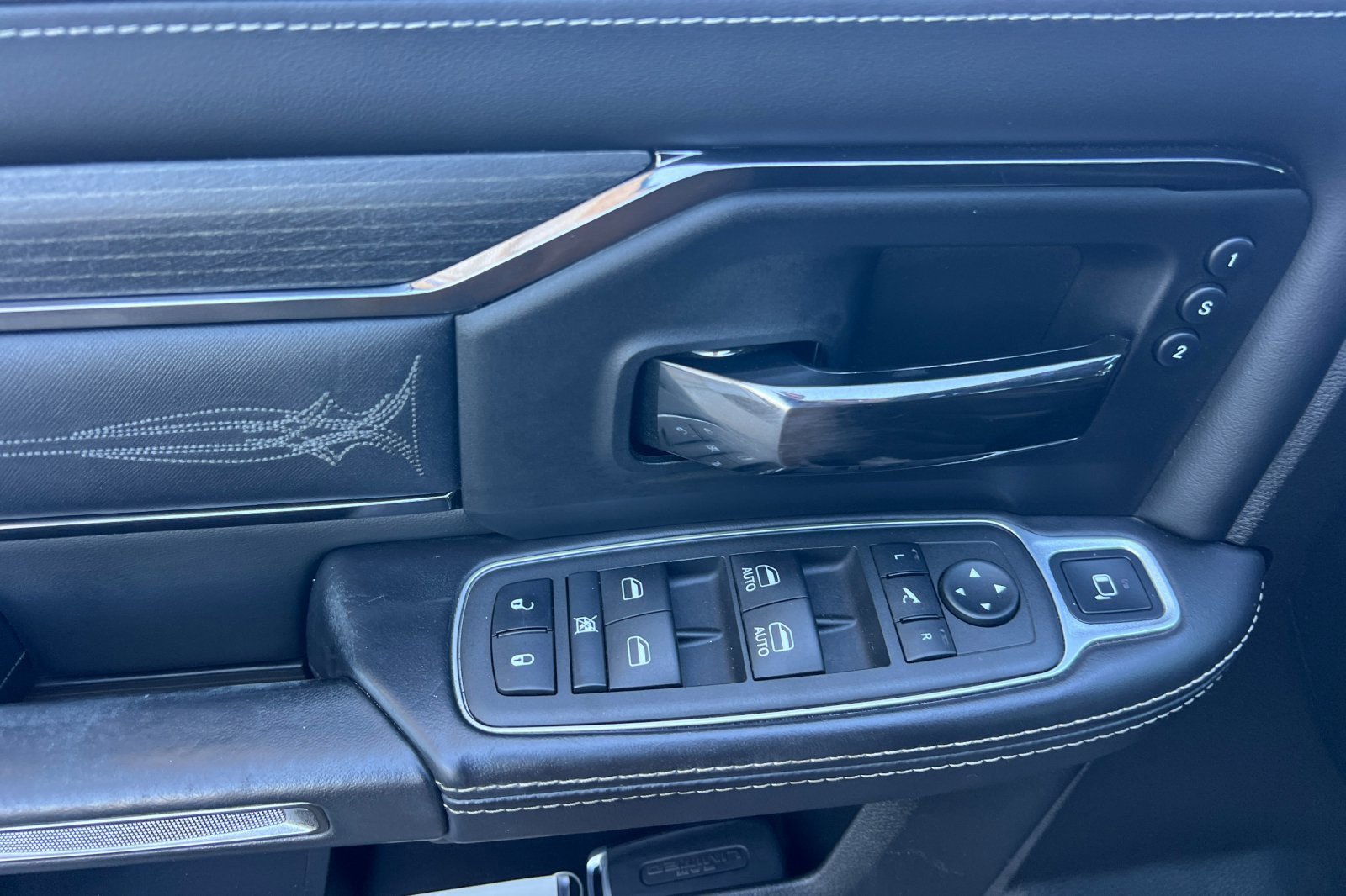 Used 2022 RAM 3500 Limited image 11