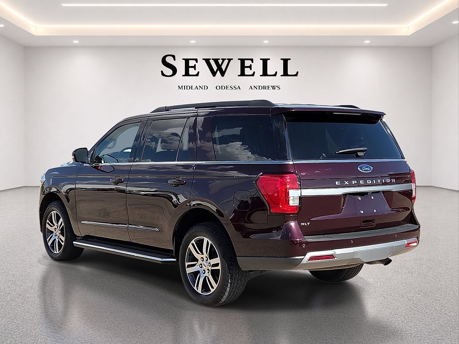 Used 2023 Ford Expedition XLT RWD image 3