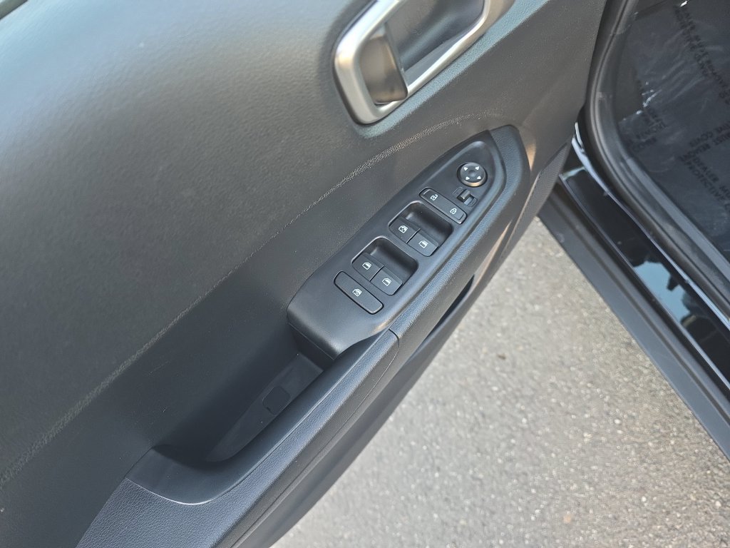 Used 2025 Hyundai Venue SEL FWD image 11