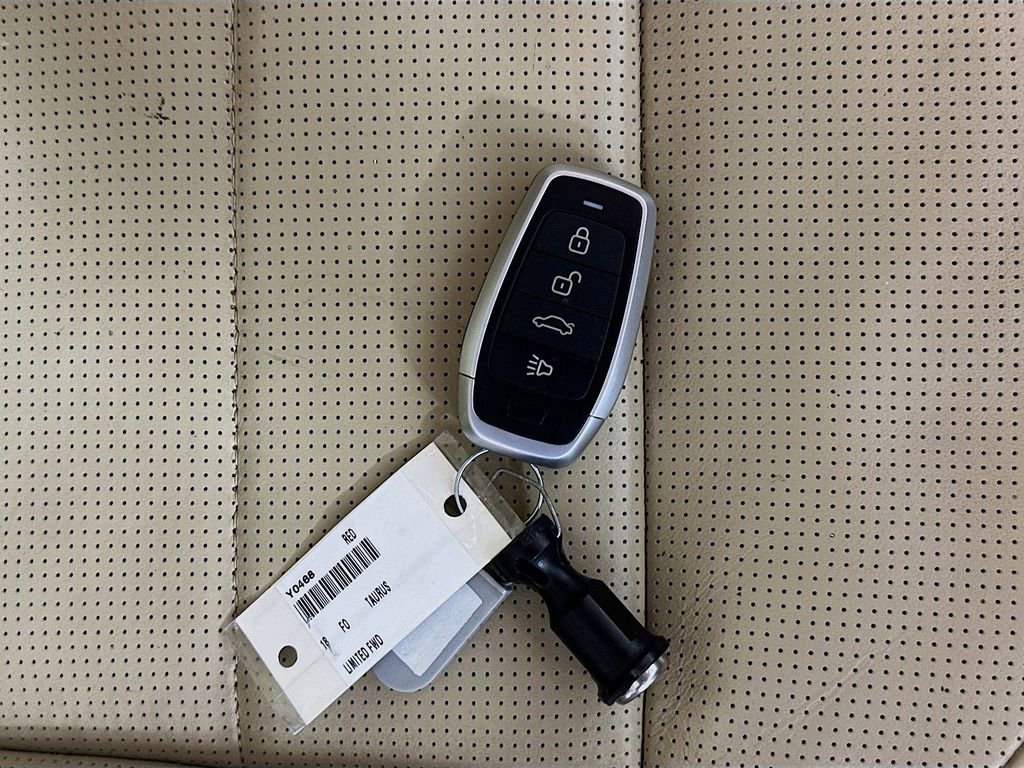 Used 2018 Ford Taurus Limited image 35