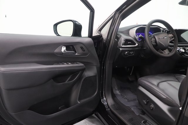 New 2026 Chrysler Pacifica Select image 9