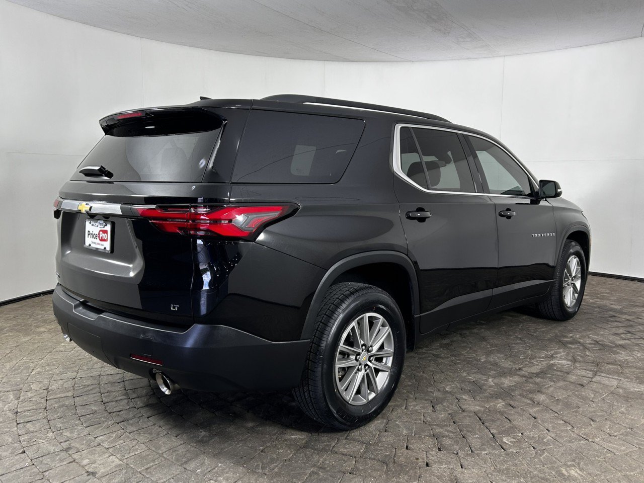 Used 2023 Chevrolet Traverse LT FWD image 9