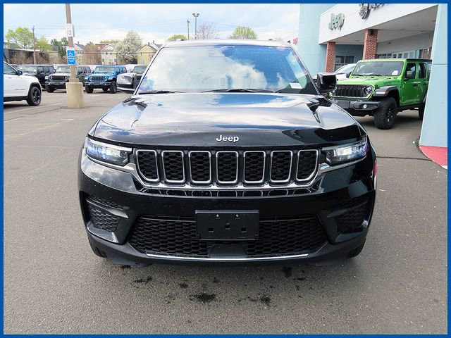 Certified 2023 Jeep Grand Cherokee Laredo w/ Trailer Tow Prep Group (B) AWD/4WD image 2