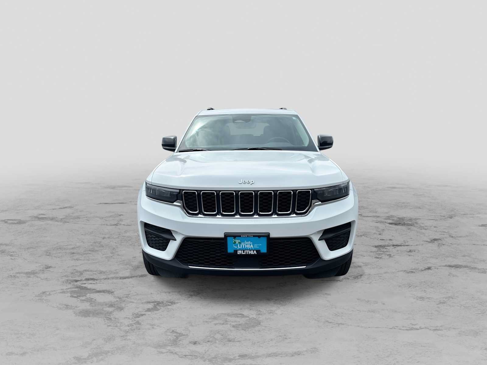Used 2023 Jeep Grand Cherokee Laredo AWD/4WD image 3
