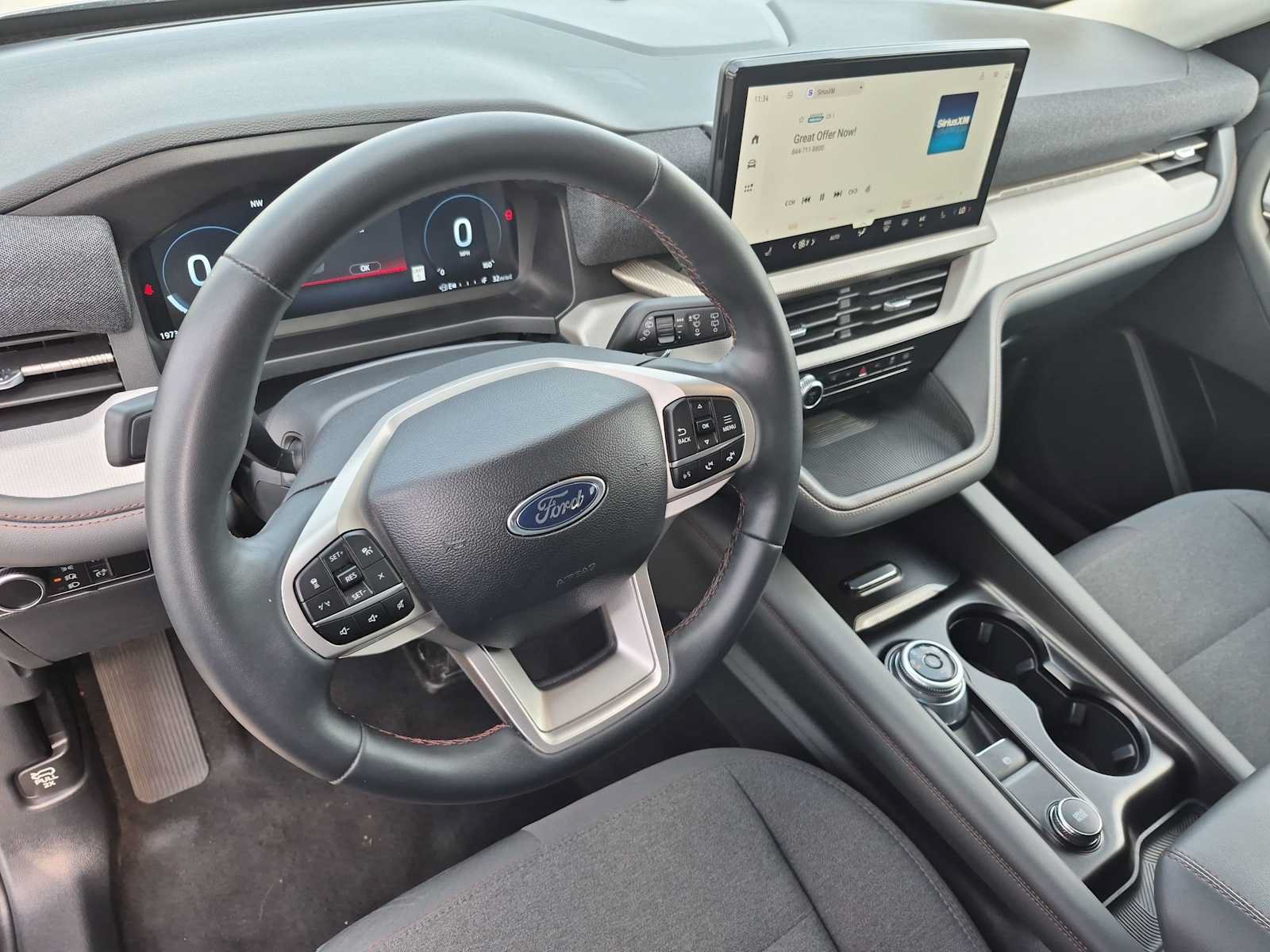 Used 2025 Ford Explorer Active AWD/4WD image 2
