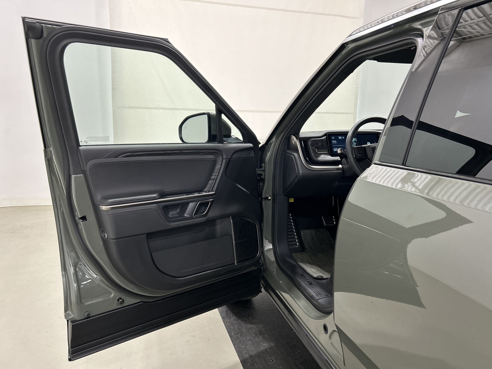 Used 2022 Rivian R1S Launch Edition Quad AWD/4WD image 16