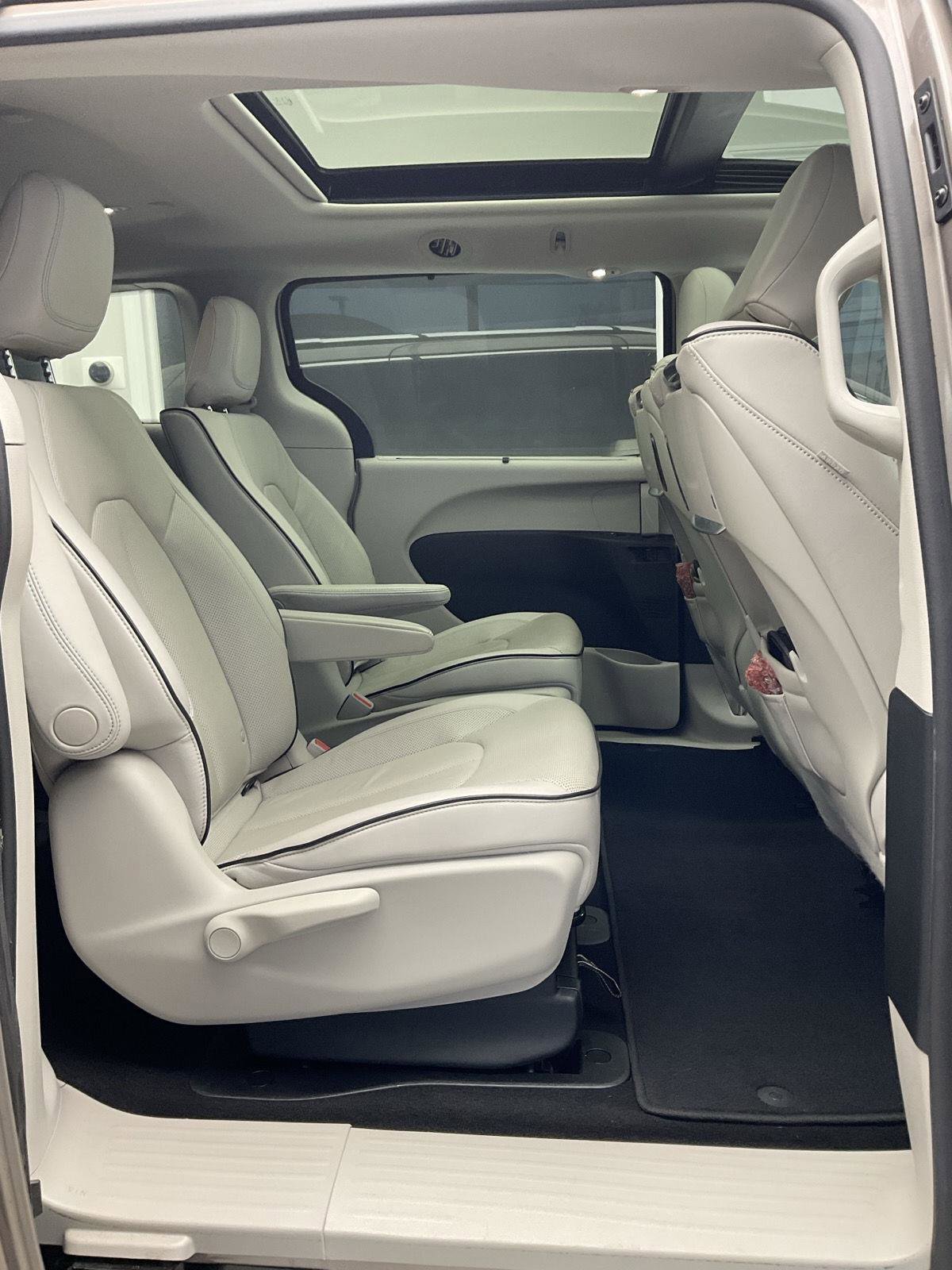 Used 2018 Chrysler Pacifica Limited w/ Advanced Safetytec Group image 17