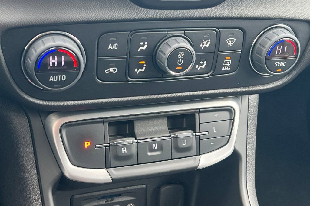 Used 2024 GMC Terrain SLT AWD/4WD image 17