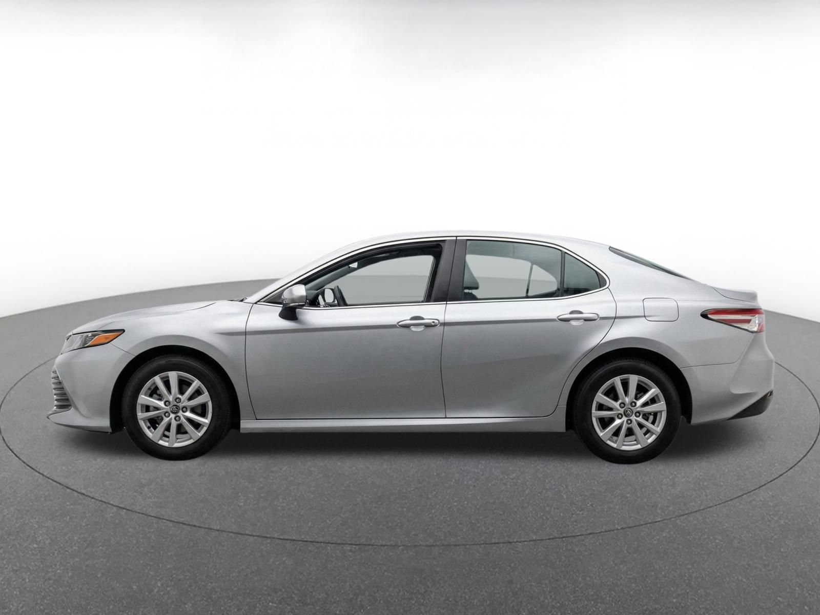 Used 2025 Toyota Camry LE FWD image 4
