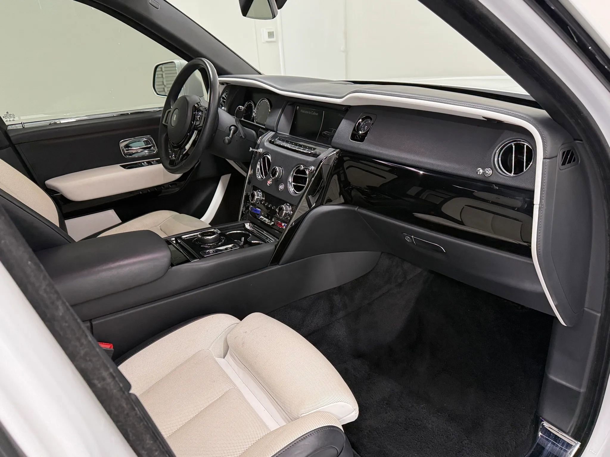 Used 2021 Rolls-Royce Cullinan Black Badge image 12