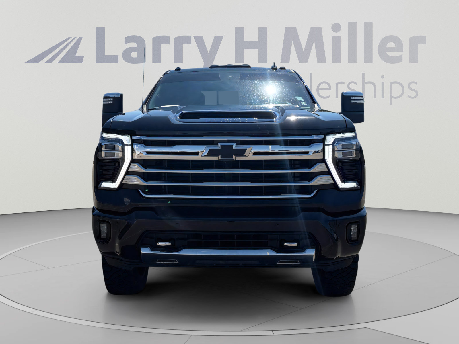 Used 2025 Chevrolet Silverado 2500 High Country w/ High Country Premium Package AWD/4WD image 9