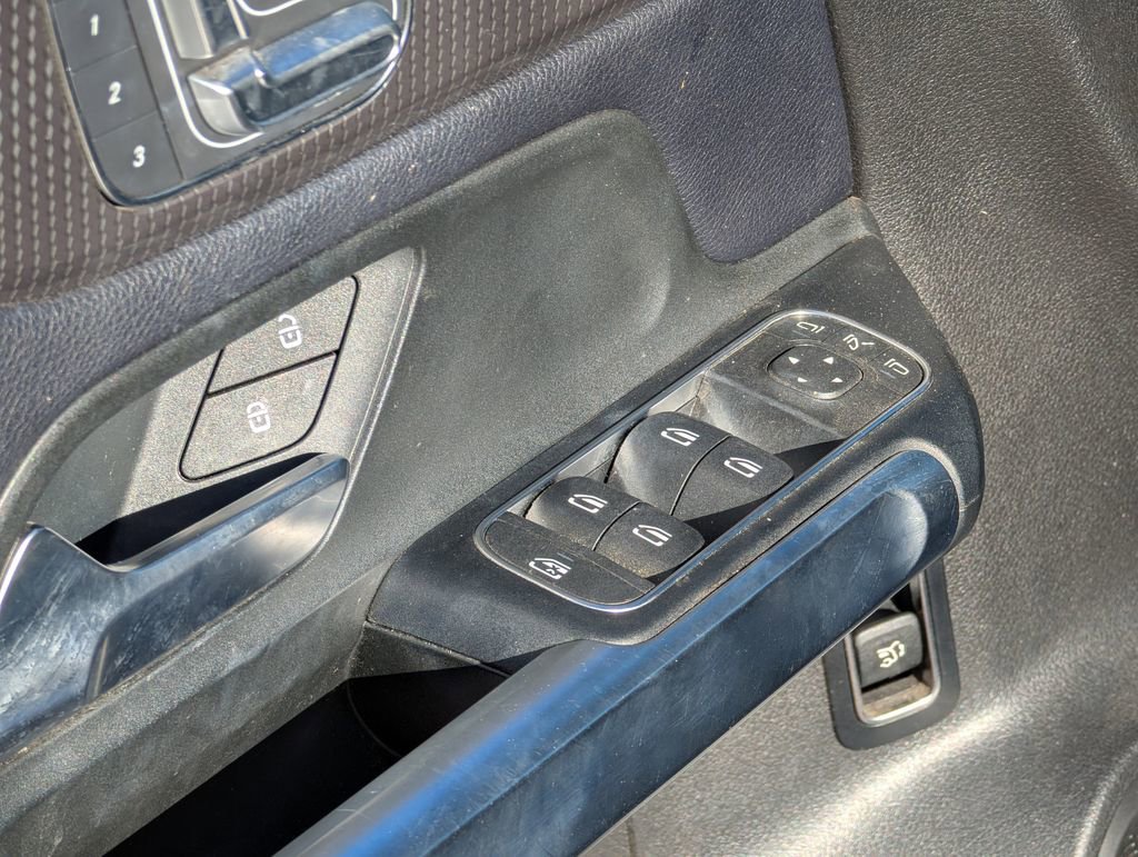 Used 2020 Mercedes-Benz GLB 250 4MATIC w/ Premium Package image 22